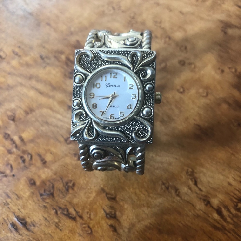 💸 3 for $14 💸. Gold tone hinged bangle watch